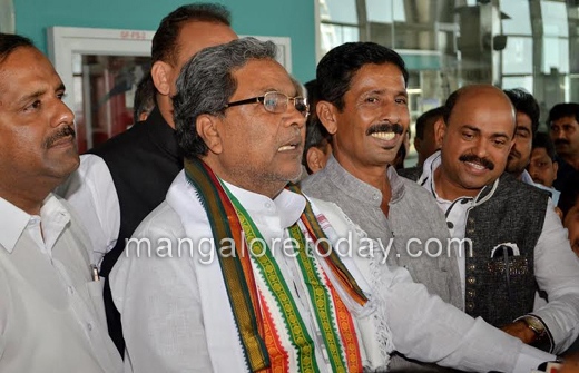 cm in mangalore airport  2